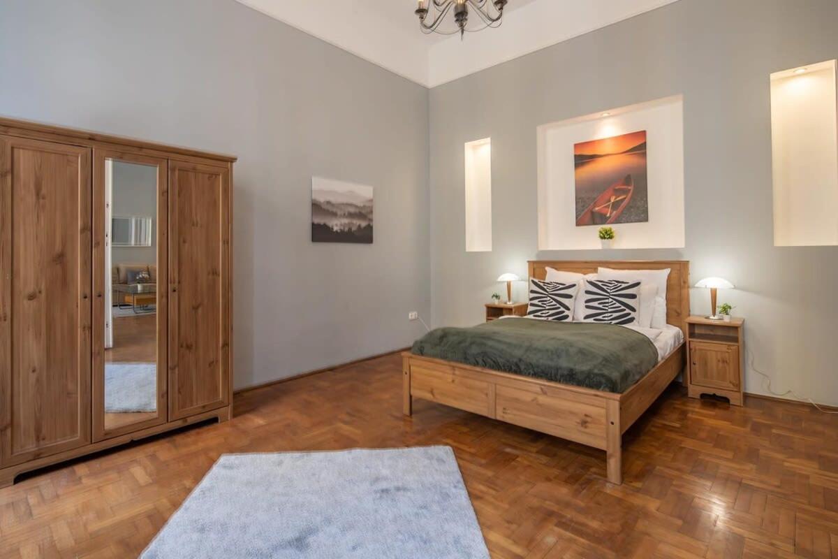 Apartment Sleek Warm Design Retreat Budapest