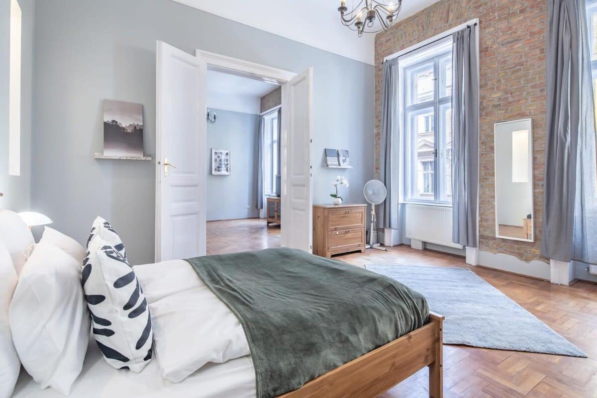 Sleek Warm Design Retreat * Budapest