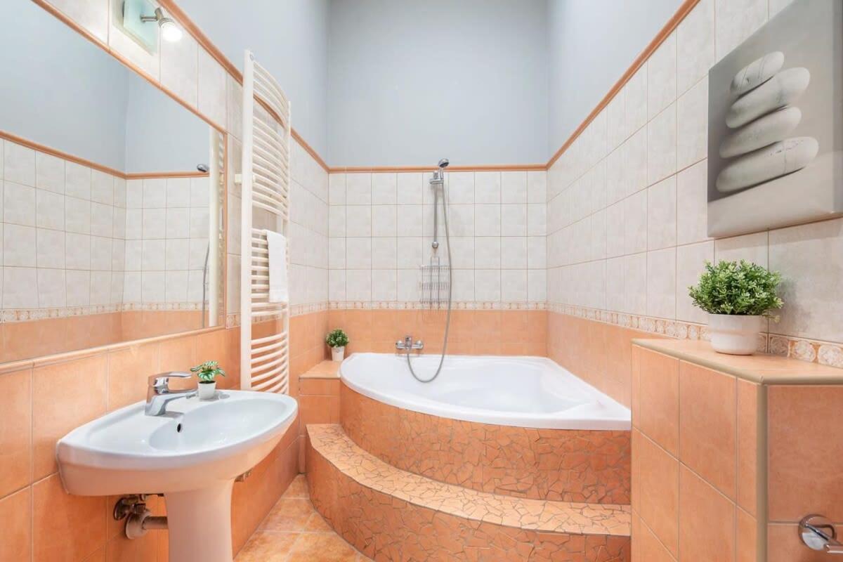 Sleek Warm Design Retreat * Budapest