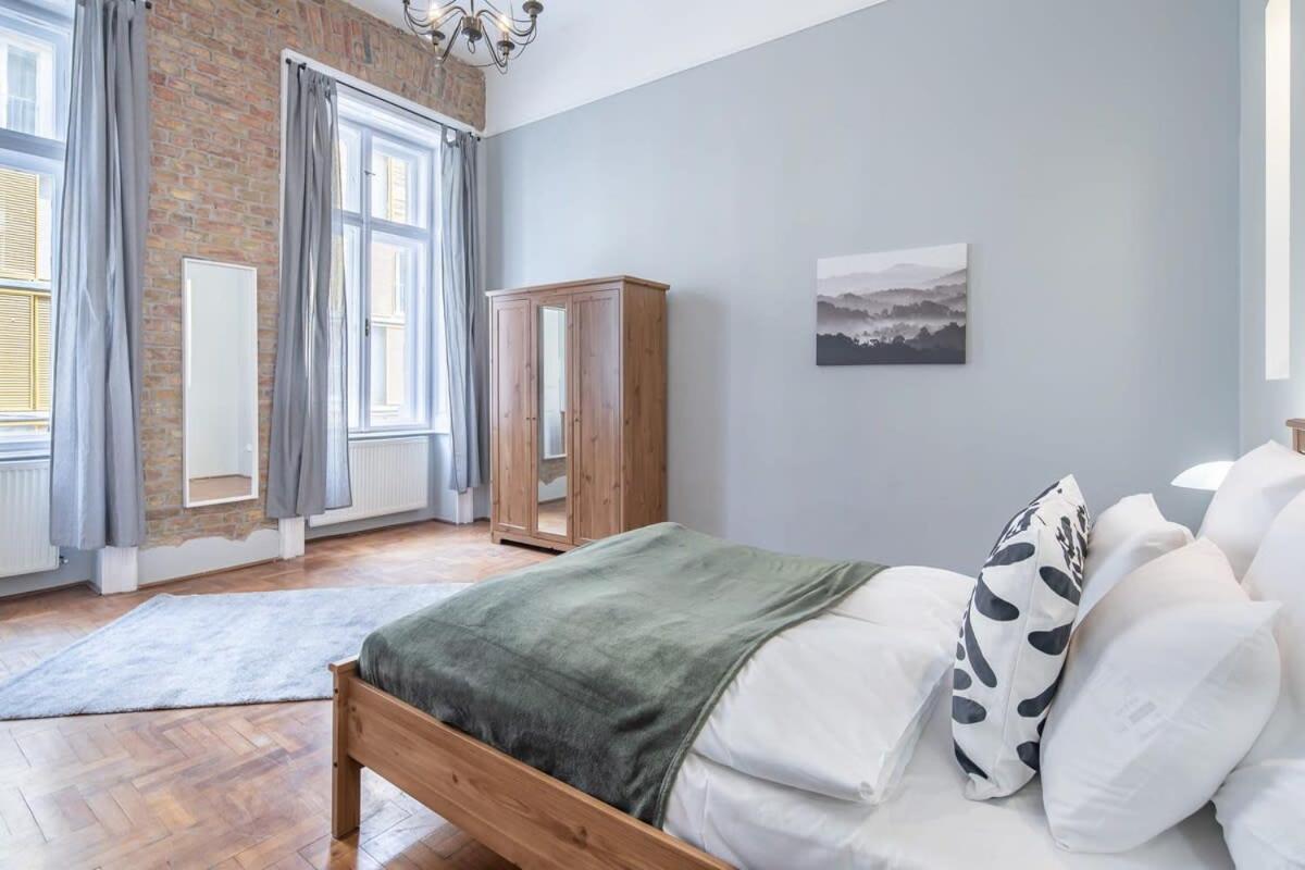 Sleek Warm Design Retreat Apartment Budapest