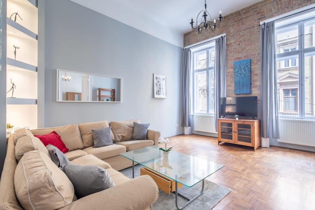 Apartment Sleek Warm Design Retreat Budapest